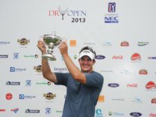 Punta Cana, República Dominicana (Junio 1, 2013) – El estadounidense Ryan Blaum levanta el trofeo tras su victoria de este sábado en el Dominican Republic Open que se jugó en el Hard Rock Golf Club at Cana Bay. Con este resultado avanzó al sexto lugar de la Orden de Mérito del NEC Series PGA TOUR Latinoamérica, circuito que cerró con este evento la primera mitad de su temporada 2013. Crédito: Enrique Berardi/PGA TOUR