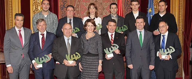 Los galardonados y padres de las golfistas Beatriz Recari y Carlota Ciganda, posan junto a Yolanda Barcina, Pruden Induráin y Pedro Arozarena en el Salón del Trono del Palacio de Navarra después de recibir sus premios