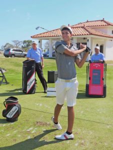 Enrique González recibiendo clases con el FlightScope