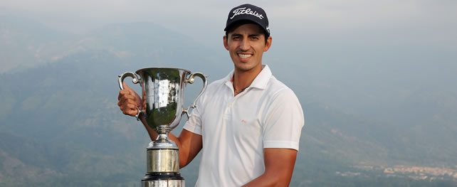 El colombiano David Vanegas posa con el trofeo tras su victoria en el 67° Arturo Calle Colombian Open presentado por Diners Club en el Ruitoque Golf Country Club (Enrique Berardi/PGA TOUR)
