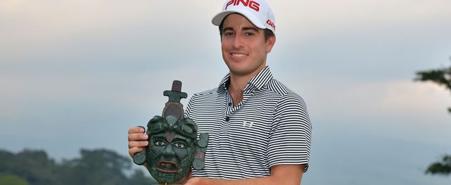 ALOTENANGO, GUATEMALA - MAR. 30, 2014: El mexicano Armando Favela posa con el trofeo tras su victoria en el Stella Artois Open en el campo Fuego Maya en La Reunión Golf Resort Enrique Berardi/PGA TOUR
