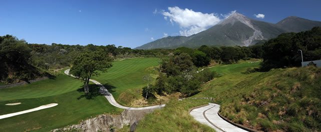 ALOTENANGO, GUATEMALA - MAR. 26, 2014: La vista del imponente Volcán de Fuego durante la ronda de práctica de este miércoles previo al Stella Artois Open en el campo Fuego Maya en La Reunión Golf Resort en Guatemala. Enrique Berardi/PGA TOUR