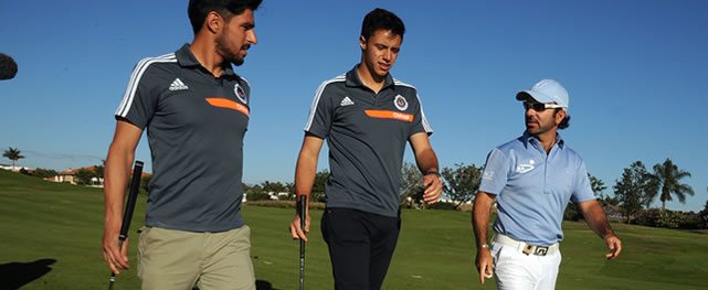 GUADALAJARA, MEXICO - MAR 19, 2014: Los jugadores de las Chivas de Guadalajara Rafael Márquez Lugo y Antonio Rodríguez caminan el fairway del hoyo 1 de Las Lomas Club de Golf junto al profesional de golf mexicano Manuel Inman durante el Pro-Am del TransAmerican Power Products CRV Open esta mañana en Guadalajara, México.