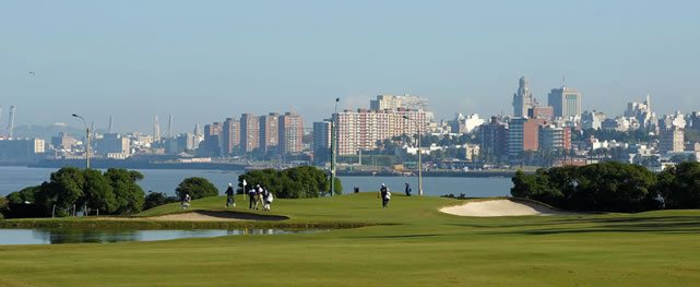 MONTEVIDEO, URUGUAY - ABRIL 24, 2014: Una vista del hoyo 14 del campo del Club de Golf del Uruguay, en donde este jueves se inició el Roberto De Vicenzo Invitational Copa NEC. Enrique Berardi/PGA TOUR