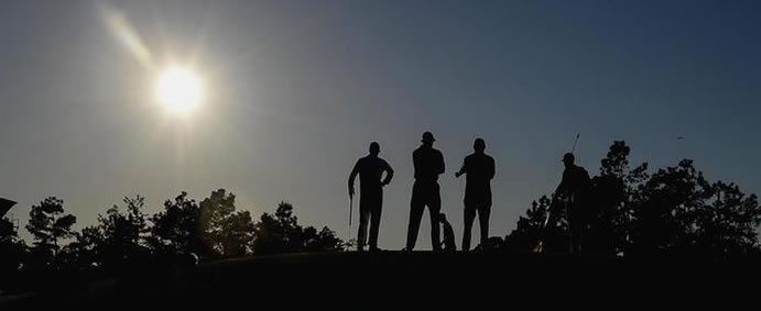 Hass adelante por uno luego de la 1ra ronda (cortesía Harry How, David Cannon, Rob Carr & Andrew Redington / Getty Images)