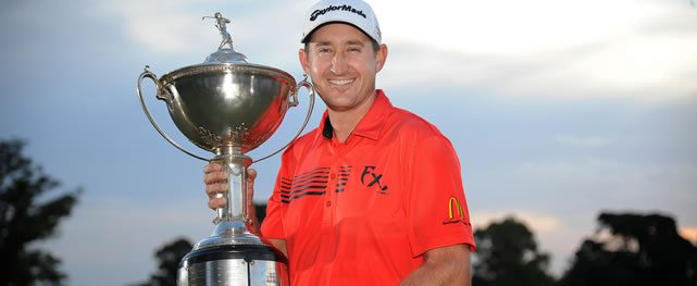 MONTEVIDEO, URUGUAY (ABRIL 27, 2014): Ty Capps de Palm Coast, Florida posa con el trofeo tras su victoria en el Roberto De Vicenzo Invitational Copa NEC en el Club de Golf del Uruguay. Enrique Berardi/PGA TOUR