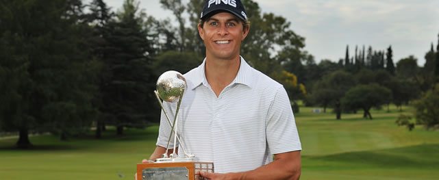 CORDOBA, ARGENTINA (ABRIL 20, 2014): William Kropp de Edmond, Oklahoma posa con el trofeo tras su victoria en el 83° Abierto OSDE del Centro presentado por FiberCorp en el Córdoba Golf Club en Córdoba, Argentina. Enrique Berardi/PGA TOUR