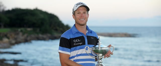 LA ROMANA, REPUBLICA DOMINICANA (MAYO 18, 2014) – El estadounidense Michael Buttacavoli posa con el trofeo tras su victoria en el Dominican Republic Open en el campo Dientes de Perro en Casa de Campo. Enrique Berardi/PGA TOUR