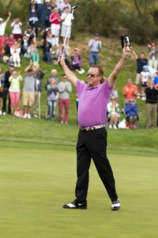 GANA!! y lo celebra agradeciendo que el púbico en miles de seguidores lo hayan acompañado, porque se sitio muy arropado, incluso tocó el suelo y se besó la mano... le encanta Cataluña y esa zona sobre todo