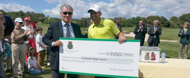Sergio Garcia recoge el cheque para su Fundación en el RGolf del Prat