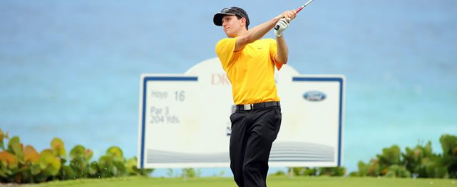 LA ROMANA, REPÚBLICA DOMINICANA (MAYO 15, 2014): El estadounidense Martin Trainer pega su tiro de salida en el tee del hoyo 16 durante la primera ronda del Dominican Republic Open en el campo Teeth of the Dog in Casa de Campo (Enrique Berardi/PGA TOUR)