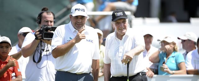 BUENOS AIRES, ARGENTINA - (OCT. 23, 2014) - Los argentinos Ángel Cabrera y Roberto De Vicenzo, únicos ganadores de majors en la historia del golf latinoamericano, juntos en el tee del 1 antes de dar por inaugurada del Bridgestone America's Golf Cup en Olivos Golf Club. (Enrique Berardi/PGA TOUR)