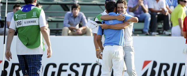 BUENOS AIRES, ARGENTINA - (OCT. 24, 2014) - Los argentinos Rafael Echenique y Emilio Domínguez se abrazan para celebrar un birdie en el hoyo 18 durante la segunda ronda de la Bridgestone America's Golf Cup en Olivos Golf Club. (Enrique Berardi/PGA TOUR)