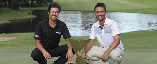 BUENOS AIRES, ARGENTINA (OCT. 25, 2014) - Los argentinos Emilio Domínguez y Rafael Echenique posan con el trofeo como el equipo ganador de la edición inaugural de la Bridgestone America's Golf Cup que concluyó este domingo en Olivos Golf Club. (Enrique Berardi/PGA TOUR)