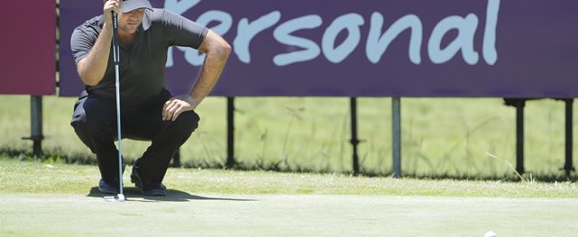 BUENOS AIRES, ARGENTINA (NOV. 27, 2014) - El argentino Sebastián Saavedra observa su línea antes de ejecutar un putt en el green del hoyo 18 durante la primera ronda del Personal Classic en Las Praderas Club Campos de Golf. (Enrique Berardi/PGA TOUR)