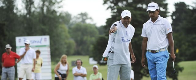 BUENOS AIRES, ARGENTINA (NOV. 29, 2014) - El argentino Fabián Gómez junto a su caddie en el green del hoyo 9 durante la tercera ronda del Personal Classic en Las Praderas Club Campos de Golf. (Enrique Berardi/PGA TOUR)