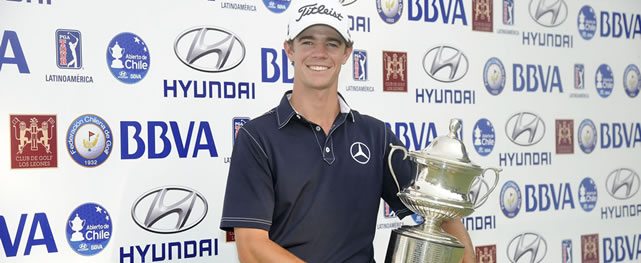 SANTIAGO, CHILE (NOV. 16, 2014) - El argentino Jorge Fernández Valdés posa con copa tras su victoria en el Hyundai - BBVA 88° Abierto de Chile en el Club de Golf Los Leones este domingo. (Enrique Berardi/PGA TOUR)