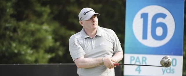 BUENOS AIRES, ARGENTINA (NOV. 28, 2014) - El argentino Gustavo Acosta pega su golpes de salida en el hoyo 16 durante la segunda ronda del Personal Classic en Las Praderas Club Campos de Golf. (Enrique Berardi/PGA TOUR)