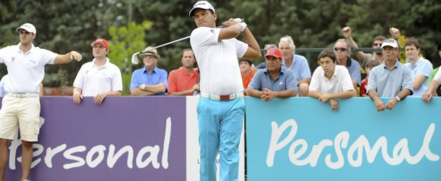 BUENOS AIRES, ARGENTINA (NOV. 29, 2014) - El argentino Fabián Gómez pega su golpe de salida en el hoyo 1 durante la tercera ronda del Personal Classic en Las Praderas Club Campos de Golf. (Enrique Berardi/PGA TOUR)