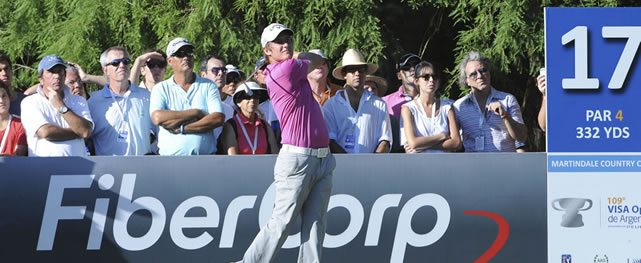 BUENOS AIRES, ARGENTINA (DIC. 6, 2014) - El argentino Emiliano Grillo pega su golpe de salida en tee del hoyo 17 durante la tercera ronda del 109º VISA Open de Argentina presentado por Peugeot. Este evento es el último de la temporada 2014 del PGA TOUR Latinoamérica. (Enrique Berardi/PGA TOUR)