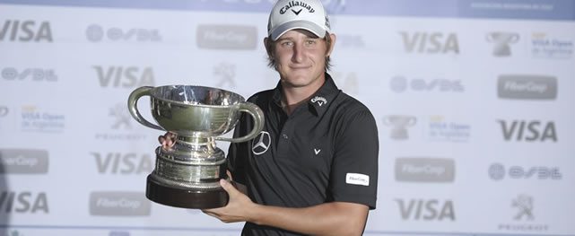 BUENOS AIRES, ARGENTINA (DIC. 7, 2014) - El argentino Emiliano Grillo posa con el trofeo tras proclamarse campeón del 109º VISA Open de Argentina presentado por Peugeot en Martindale Country Club. (Enrique Berardi/PGA TOUR)