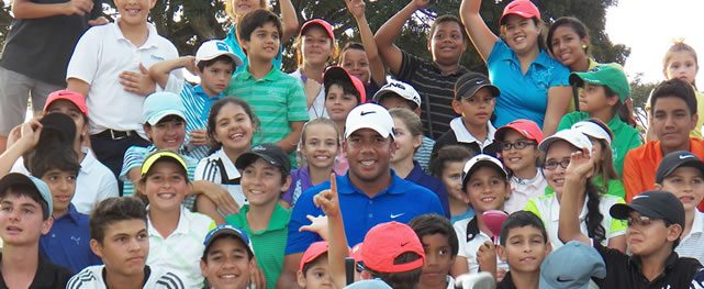 Jhonattan dictó clínica e inspiró a decenas de niños
