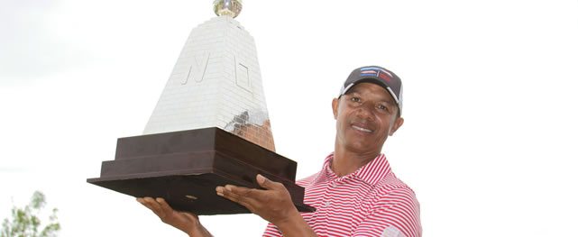 QUITO, ECUADOR (18 ENE. 2015) - El colombiano Jesús Rivas posa con el trofeo de la Copa Mitad del Mundo, evento final de la Serie de Desarrollo del PGA TOUR Latinoamérica que se celebró en Arrayanes Country Club en Quito, Ecuador. Foto: PGA TOUR