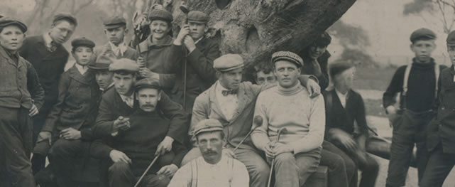 Rodeados por caddies, Willie Anderson tiene sus brazos sobre su amigo del golf, Alex (cortesía theaposition.com) 9.41.58 AM