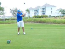 Carlos Duboi, Secretario de Metas del gobierno nacional realiza un golpe en el hoyo tres (cortesía Ruby Esmeralda Ordoñez)