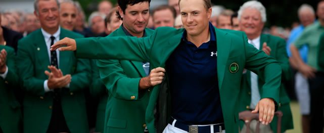 Masters champion Bubba Watson presents Masters Champion Jordan Spieth with Spieth's Green Jacket after he won the 2015 Masters (cortesía © Augusta National 2015)