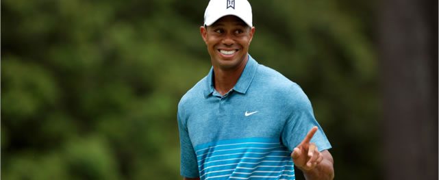 Masters Champion Tiger Woods smiles as he walks towards Hole No. 2 during Practice Round 1 for the Masters at Augusta National on Monday, April 6, 2015 (foto cortesía © Augusta National 2015)