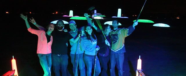 ¿A jugar golf de Noche? (cortesía www.cosmicdrivingrange.com)