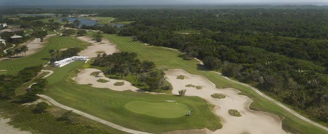 TELA, HONDURAS - MAYO 26, 2015 - Vista aérea del green del par-tres hoyo 12 del Indura Beach and Golf Resort en Tela, Honduras, donde este jueves dará inicio el Honduras Open. Este es el primer torneo que el PGA TOUR Latinoamérica celebra en esta nación centroamericana. (Enrique Berardi/PGA TOUR)