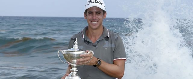 LA ROMANA, REPUBLICA DOMINICANA - JUNIO 7, 2015: El mexicano Rodolfo Cazaubón posa a orillas del Mar Caribe con el trofeo del Dominican Republic Open que ganó este domingo en el campo Teeth of the Dog de Casa de Campo en La Romana, República Dominicana. (Enrique Berardi/PGA TOUR)