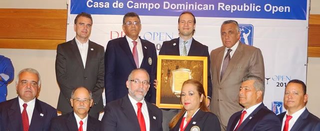 Arriba Rafael Torres Presidente Casa de Campo Resort, Rafael Villalona Presidente FEDOGOLF, José Billini Director Administrativo Creso Luís Mejía Oviedo, Presidente Comite Olímpico. Abajo Directores de FEDOGOLF. La única dama es Vilma M. de Herrera, Presidenta del Comité femenino de la FEDOGOLF, quien ha trabajado muy duro para conseguir que las damas estuvieran representadas, además de empresaria.