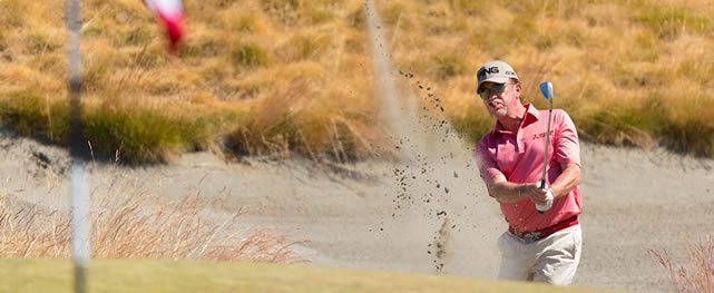 Miguel Angel Jimenez plays from a bunker on the 15th hole (cortesía USGA)