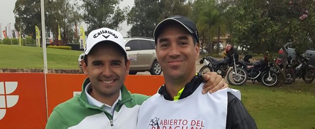 Fabrizio Zanotti junto a Sergio Fiore, Presidente de la Subcomisión de Golf del Club Centenario y esta semana Caddie de lujo de Rafael Echenique.