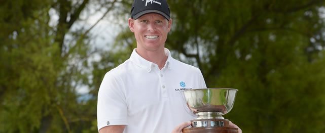 BOGOTA, COLOMBIA - SEP. 20, 2015: Mitch Krywulycz de Australia posa con el trofeo tras su victoria en el Volvo Colombian Classic presentado por Arturo Calle en el Club Campestre El Rancho Bogotá, Colombia. Fue su primer triunfo en un torneo del PGA TOUR Latinoamérica. (Enrique Berardi/PGA TOUR)
