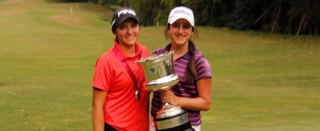 Valentina Gilly junto a Estefanía Morales y con la Copa que la convierte en Campeona Nacional Amateur