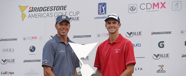 COYOACAN, MEXICO - OCT. 25, 2015: Matt Kuchar y Justin Hueber de Estados Unidos posan con el trofeo tras su victoria en la Bridgestone America's Golf Cup presentado por Value este domingo en el Club Campestre de la Ciudad de México. (Enrique Berardi/PGA TOUR)