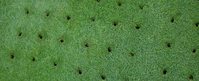 Aireación del césped (cortesía www.webdehogar.com)