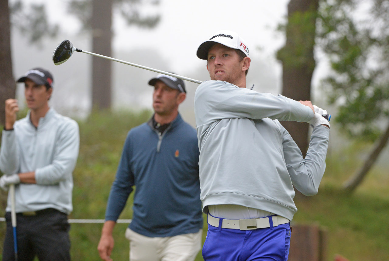 MALDONADO, URUGUAY - OCT. 30, 2015: Steven Fox de Estados Unidos pega su golpe de salida en el tee del hoyo 7 durante la segunda ronda del Roberto De Vicenzo Punta del Este Open Copa NEC. / Diego Velásquez de Colombia pega desde el fairway del hoyo 4 durante la segunda ronda del Roberto De Vicenzo Punta del Este Open Copa NEC, decimocuarto torneo de la temporada 2015 del PGA TOUR Latinoamérica, en el Club del Lago Golf. (Enrique Berardi/PGA TOUR)