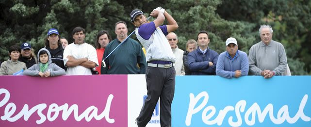 BUENOS AIRES, ARGENTINA (DIC. 1, 2014) - El argentino Fabián Gómez pega su golpe de salida en el hoyo 18 durante la tercera y última ronda del Personal Classic en Las Praderas Club Campos de Golf este lunes por la mañana. (Enrique Berardi/PGA TOUR)