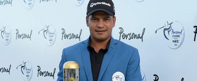 BUENOS AIRES, ARGENTINA - NOV. 15, 2015: Fabián Gómez de Argentina posa con el trofeo tras su tercera victoria consecutiva en el Personal Classic presentado por NEC, evento del PGA TOUR Latinoamérica que concluyó este domingo en CCG Las Praderas de Luján. (Enrique Berardi/PGA TOUR)