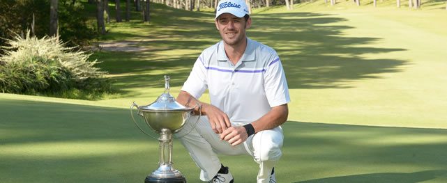 MALDONADO, URUGUAY - NOV. 1, 2015: Lanto Griffin de Estados Unidos posa con el trofeo tras su victoria en el Roberto De Vivenzo Punta del Este Open Copa NEC este domingo en el Club del Lago Golf. (Enrique Berardi/PGA TOUR)