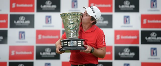 LIMA, PERU - NOV. 22, 2015: Rodolfo Cazaubón de México posa con el trofeo tras imponerse en un desempate para ganar el título del Lexus Perú Open presentado por Scotiabank este domingo en Los Inkas Golf Club en Lima, Perú. (Enrique Berardi/PGA TOUR)