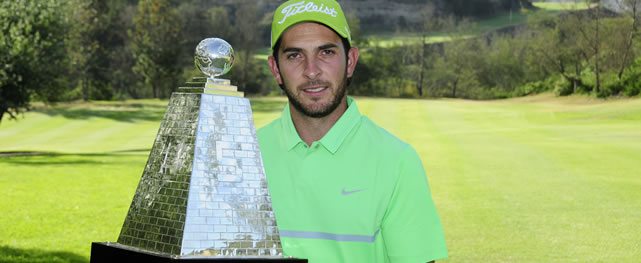QUITO, ECUADOR (DIC. 13, 2015) - El amateur argentino Matías Simaski posa con la Copa Diners Club Mitad del Mundo tras imponerse en la Gran Final de la Serie de Desarrollo del PGA TOUR Latinoamérica en Arrayanes Country Club en Quito, Ecuador (cortesía Verónica Salgado/Arrayanes CC)