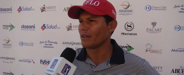 QUITO, ECUADOR - DIC 10, 2015 - El colombiano Osbaldo Villada habla de la ronda de 6-bajo par 65 que lo colocó de líder absoluto tras el primer día de la Copa Diners Club Mitad de Mundo - Final de la Serie de Desarrollo. El evento se disputa en Arrayanes Country Club y otorga 15 tarjetas para la temporada 2016 del PGA TOUR Latinoamérica (Prensa/PGA TOUR)