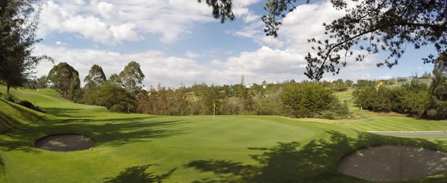 QUITO, ECUADOR - DIC 10, 2015 - Vista del par-3 hoyo 17 de Arrayanes Country Club, sede de la Copa Diners Club Mitad de Mundo, evento final de la Serie de Desarrollo que otorga 15 tarjetas para la temporada 2016 del PGA TOUR Latinoamérica (Prensa/PGA TOUR)