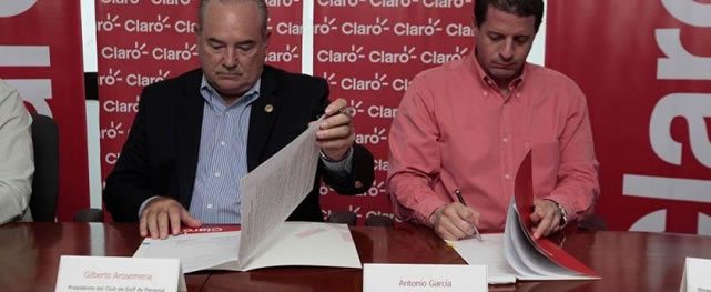 Gilberto Arosomena presidente del Club de Golf de Panamá y Antonio García Gerente de Desarrollo Comercial de CLARO Panamá